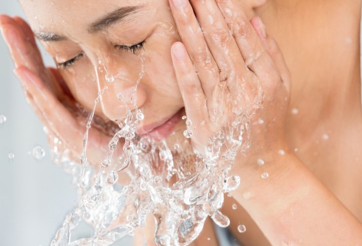 Üzünüzü kran suyu ilə yumamalısınız – Gloria Lin nəyi tövsiyə edir?