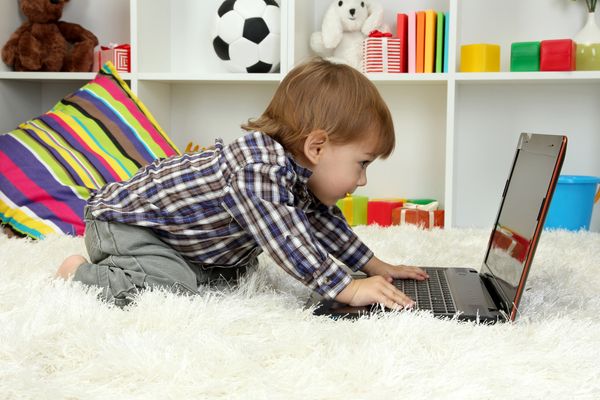 Telefon və kompüterdən tez-tez istifadə nəyə səbəb olur? Mütəxəssis açıqlaması