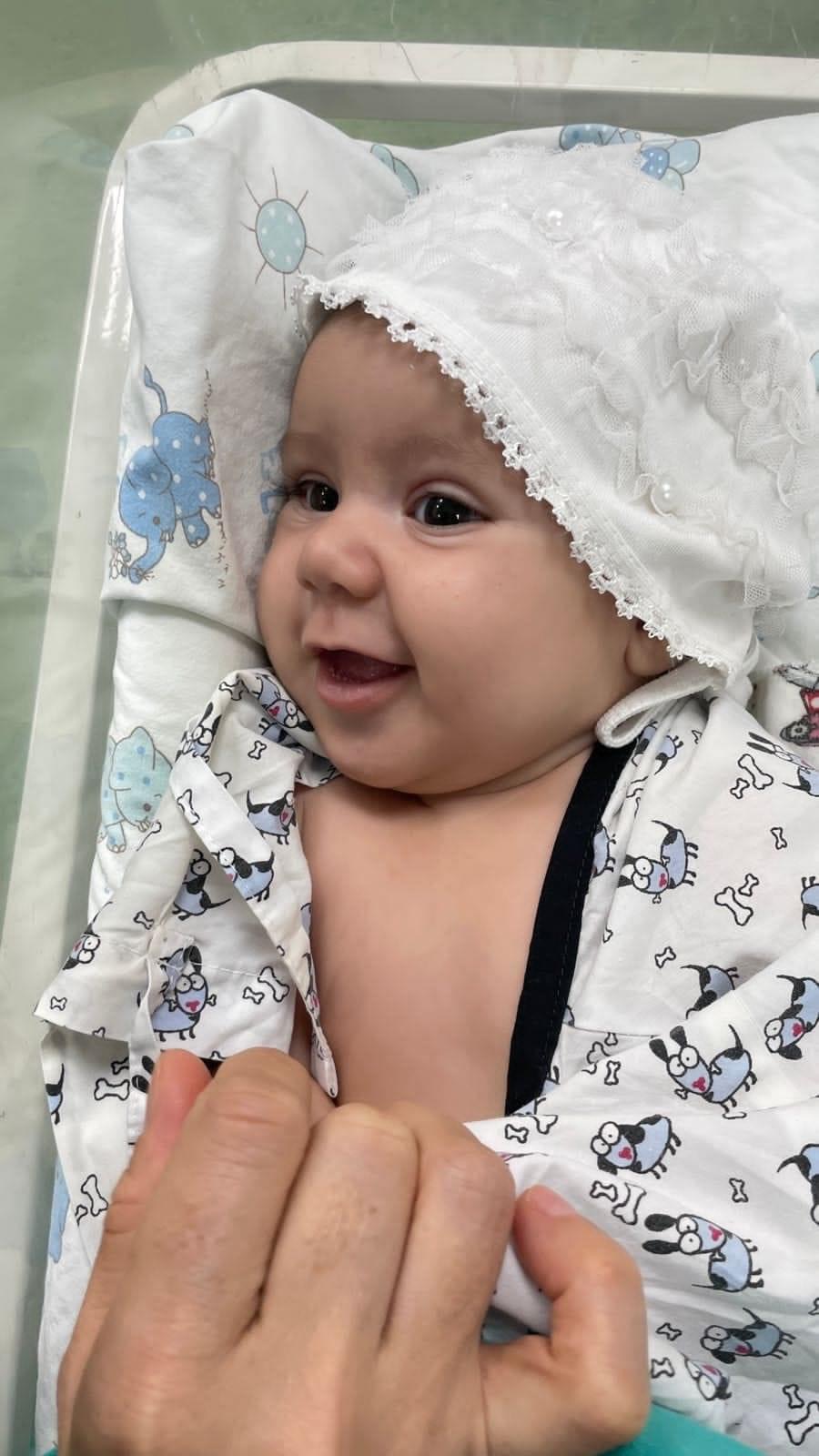 Yumurtalığında nəhəng ölçülü şiş olan 3 aylıq qız uşağı əməliyyatla sağlamlığına qovuşub - Mərkəzi Klinikada      