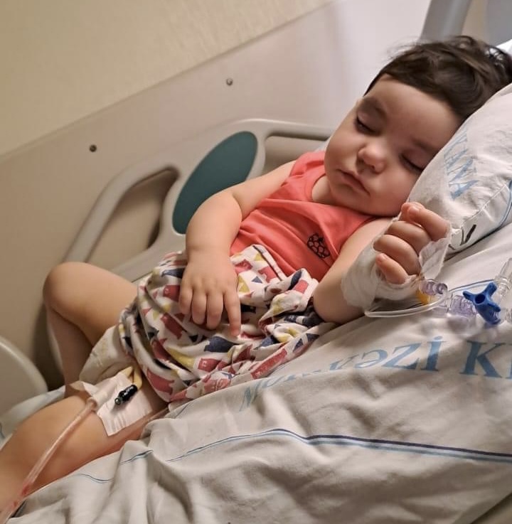 Hər iki böyrəyini itirmə təhlükəsi olan körpə uğurla əməliyyat edilib