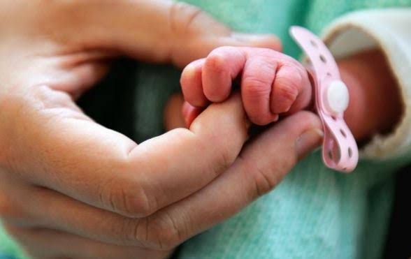 Ötən ay zibil qutusundan tapılan yeni doğulmuş körpə xəstəxanadan buraxılıb