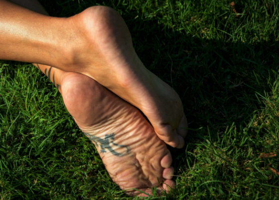 Yayda soyuq ayaqlar hipotiroidizm əlaməti ola bilər