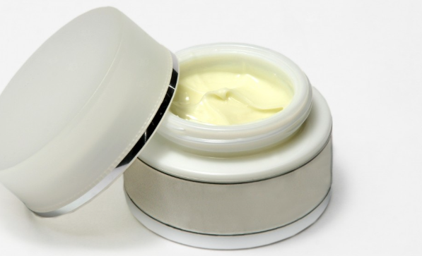 Qocalma əleyhinə kremdə retinolun miqdarının çox olması fəsadlar yaradır