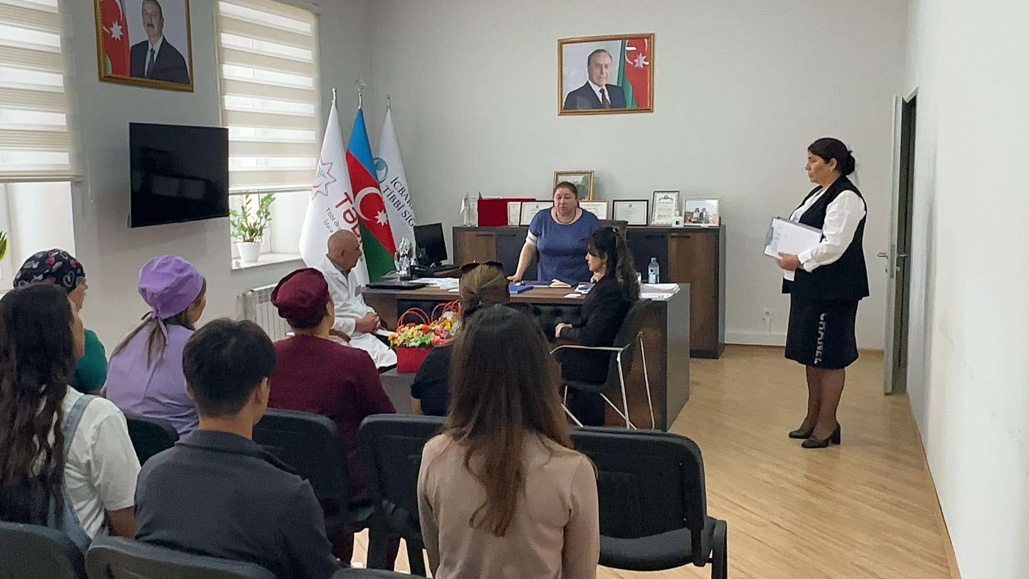 Sabunçu Tibb Mərkəzinin rəhbərliyi tərəfindən ali məktəbə daxil olan şəhid övladlarına hədiyyələr təqdim olunub