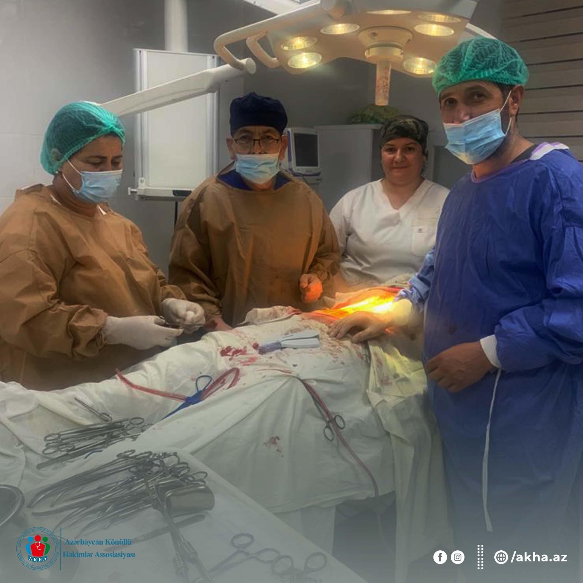 Könüllü həkimlər antiterror əməliyyatı zamanı yaralanmış əsgərlərimizə tibbi yardım göstərirlər