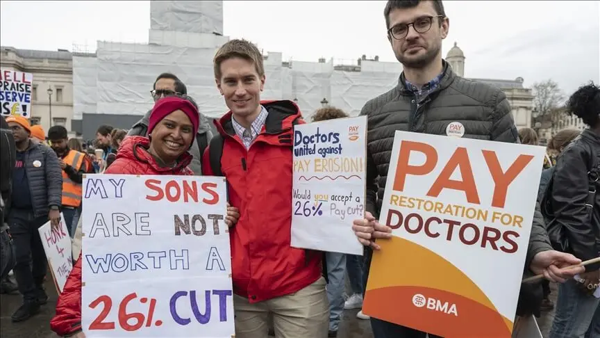 İngiltərədə uzman həkimlər və ümumi praktikantlar ilk dəfə birlikdə tətilə çıxıblar