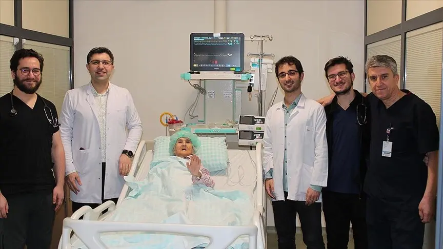 103 yaşlı qadın kardiostimulyatorla sağlamlığına qovuşub