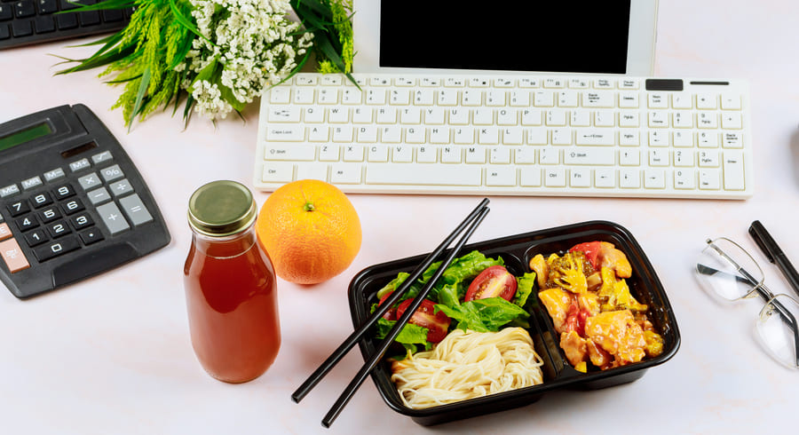 Diyetoloq ofis işçiləri üçün düzgün qidalanma qaydalarını izah edib