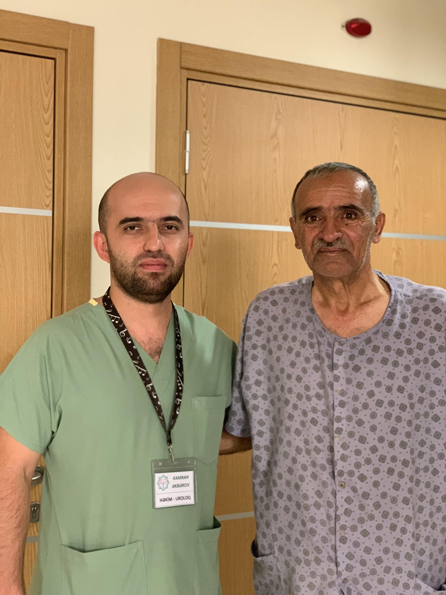 Kəskin ağrı və sidik ləngiməsi ilə espublika Kliniki Uroloji Xəstəxanasına müraciət edən xəstə sağlamlığına qovuşub