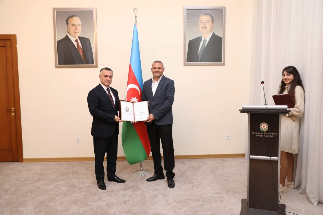Cərrah-transplantoloq Kamran Beydullayev Səhiyyə Nazirliyinin diplomu ilə təltif edilib