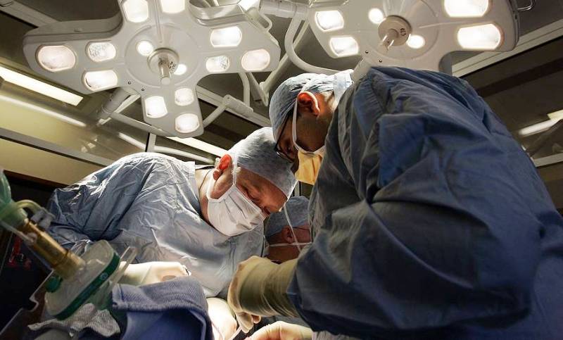 Amerikalı həkimlər dünyada ilk dəfə tam göz transplantasiyasını həyata keçiriblər