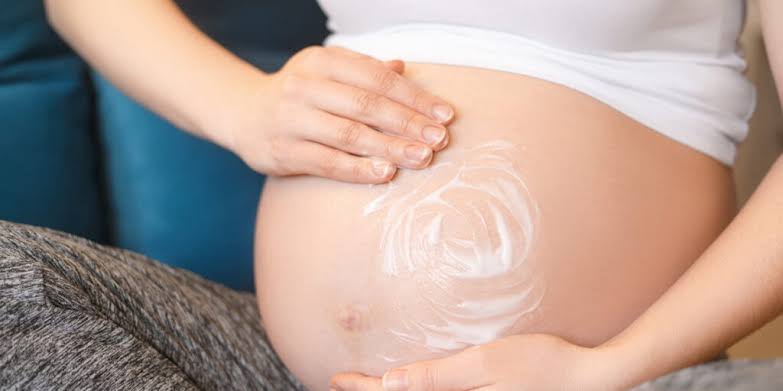 Hamiləlik dövründə dərinin qurumasının əsas səbəbi progesteron hormonunun yüksək səviyyədə olmasıdır