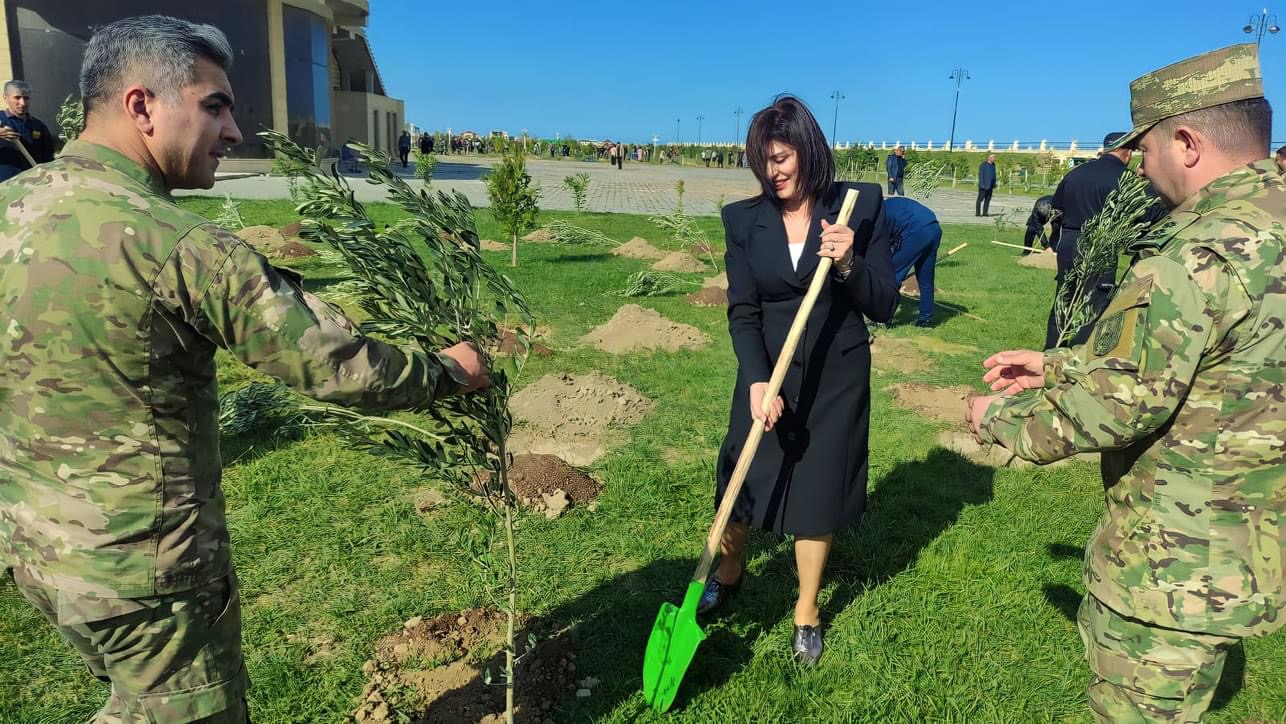 Sumqayıt Tibb Mərkəzinin kollektivi ağacəkmə aksiyasında iştirak edib