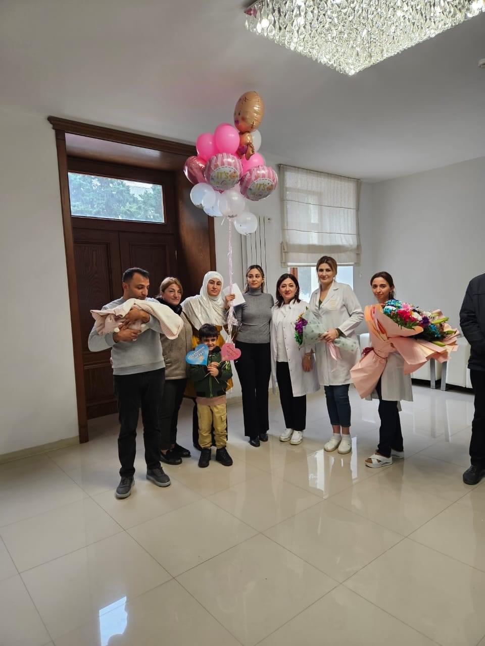 Vaxtından əvvəl dünyaya gələn körpə 70 günlük müalicədən sonra sağlam şəkildə ailəsinə qovuşub - ETMGİ