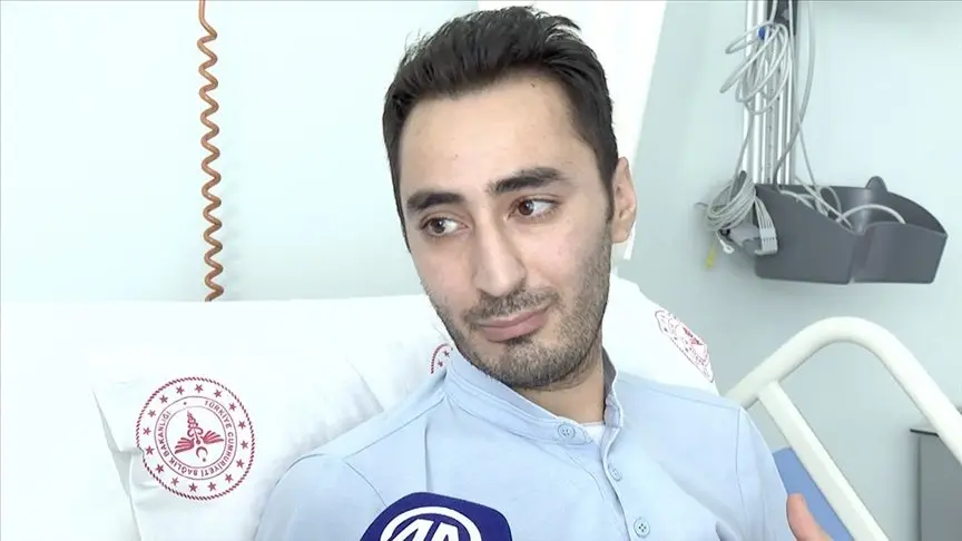 Ürəyi sağda döyünən gənc “süni ürəyi” ilə həyatına davam edir