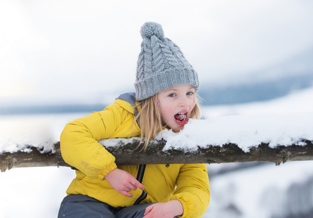 Kiçik uşaqlar qar yeyə bilər - Valideynlərə səbəbi izah edildi