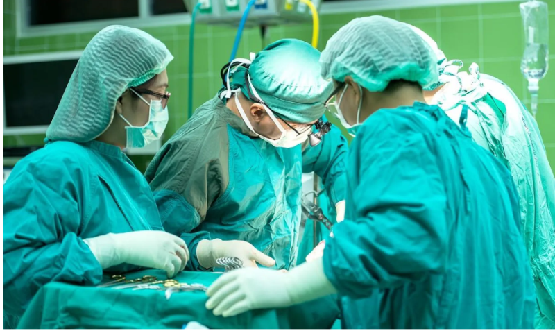 Qadından 9 kiloqramlıq uşaqlıq şişi çıxarıldı