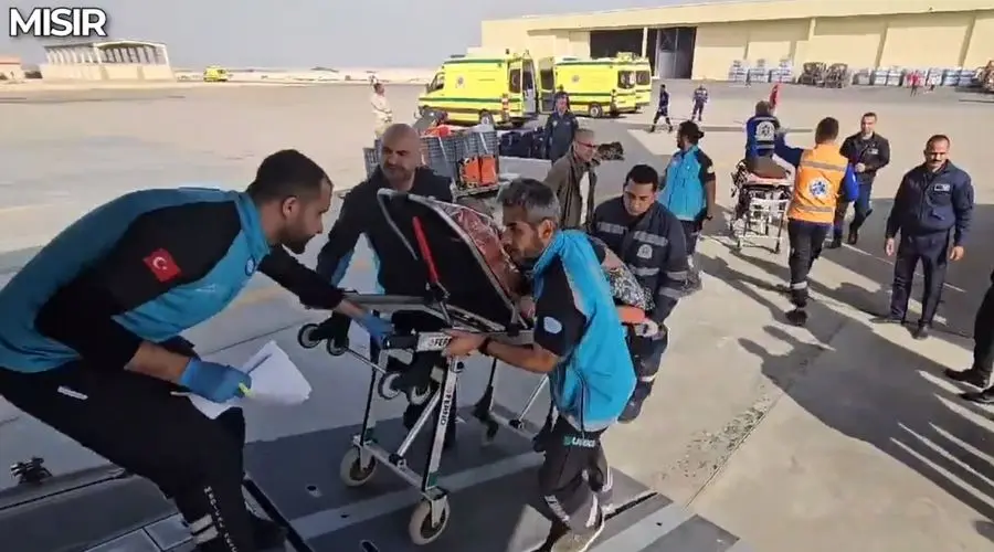Qəzzalı xəstələri Türkiyəyə aparan təyyarə havaya qalxıb