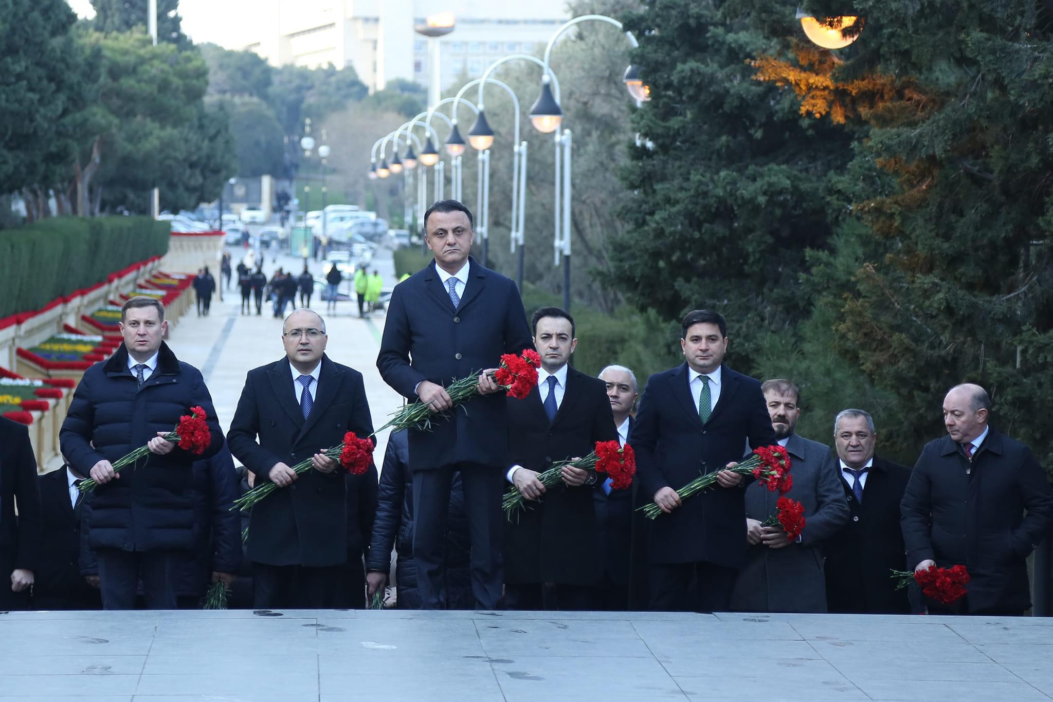 TƏBİB-in rəhbər heyəti Şəhidlər xiyabanını ziyarət edib