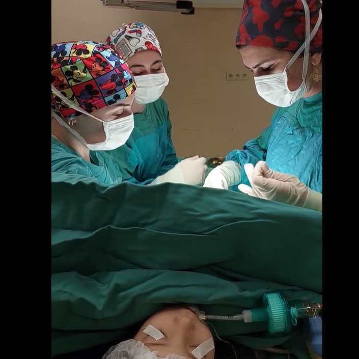 Qasıq nahiyyəsində böyük ölçülü şişkinlik olan 3 yaşlı qız  Mərkəzi Klinika Gəncə Xəstəxanasında uğurla əməliyyat olunub