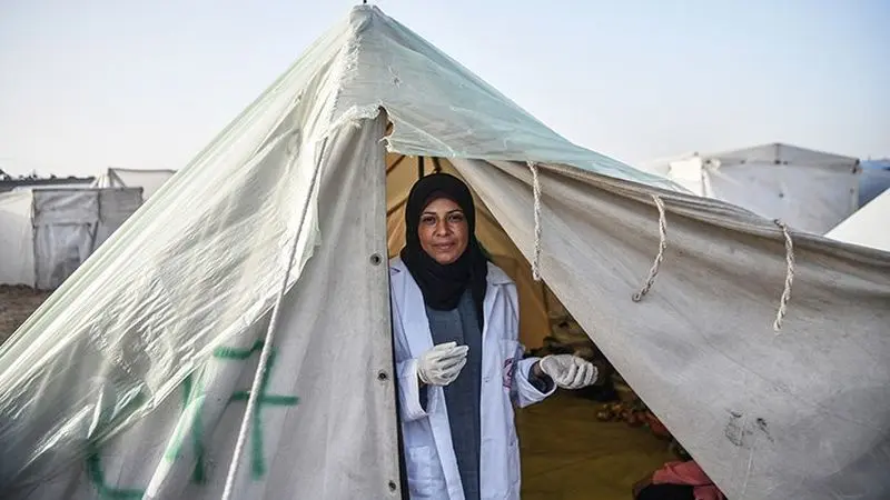 Qəzzalı qadın həkim qurduğu “klinik çadır”da fələstinliləri müalicə edir