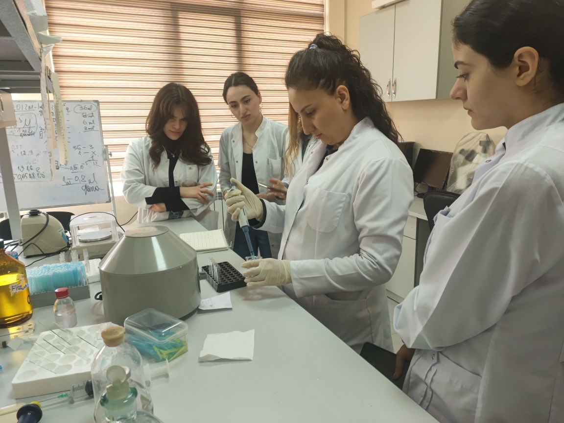 BDU-nun tələbələri Biofizika İnstitutunda istehsalat təcrübəsi keçirlər    