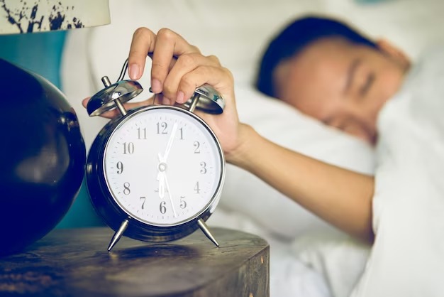 Endokrinoloq: Qadınlar kişilərdən yarım saat çox yatmalıdırlar