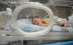 
Yeni doğulan körpənin Oksigen Klinik Xəstəxanasından Elmi-Tədqiqat Pediatriya İnstitutuna küvəz daşınması həyata keçirilib
