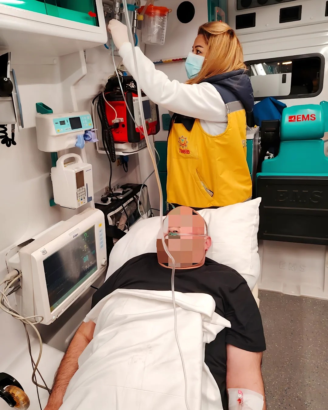 Sinəsində kəskin ağrıları olan 40 yaşlı kişi təcili tibbi yardım briqadasının köməyi ilə Olimp Hospitala hospitalizasiya edilib