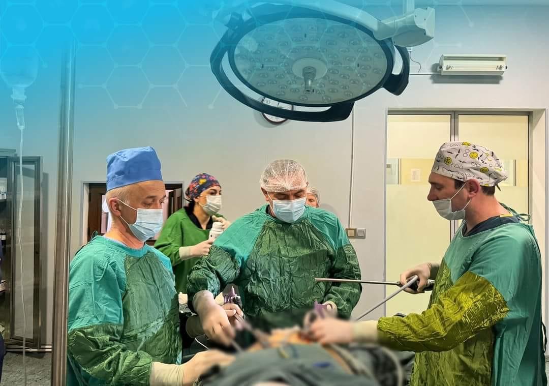 70 yaşlı pasiyent üzərində 5 saata yaxın davam edən cərrahi əməliyyat uğurla başa çatıb