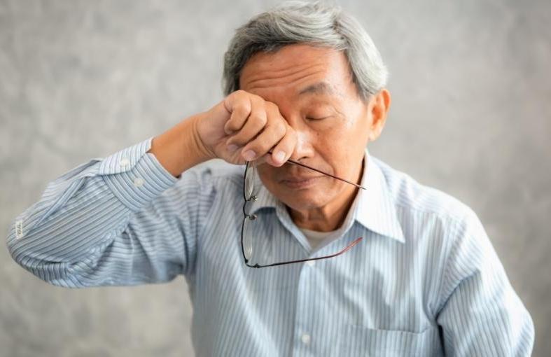
Daily Mail: Göz qırpmasının azalması Parkinson xəstəliyini göstərə bilər
