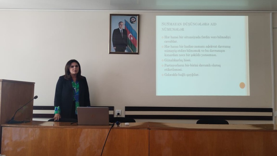  Psixoloq tələbələrin suallarını cavablandırıb   