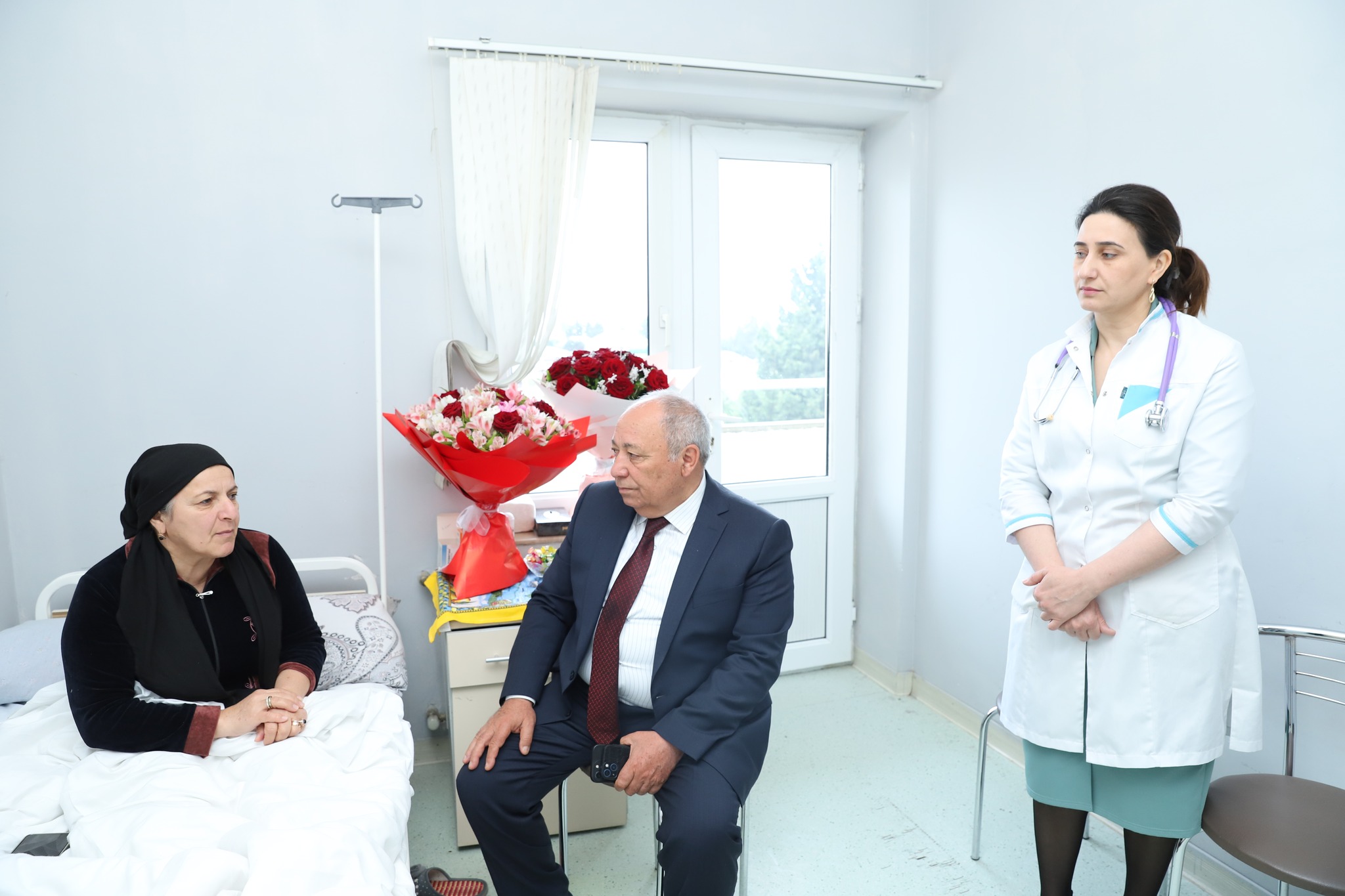 Xaçmaz RMX-nın direktoru xəstəxanada müalicə alan şəhid anası və Vətən müharibəsi qazisinin səhhəti ilə maraqlanıb