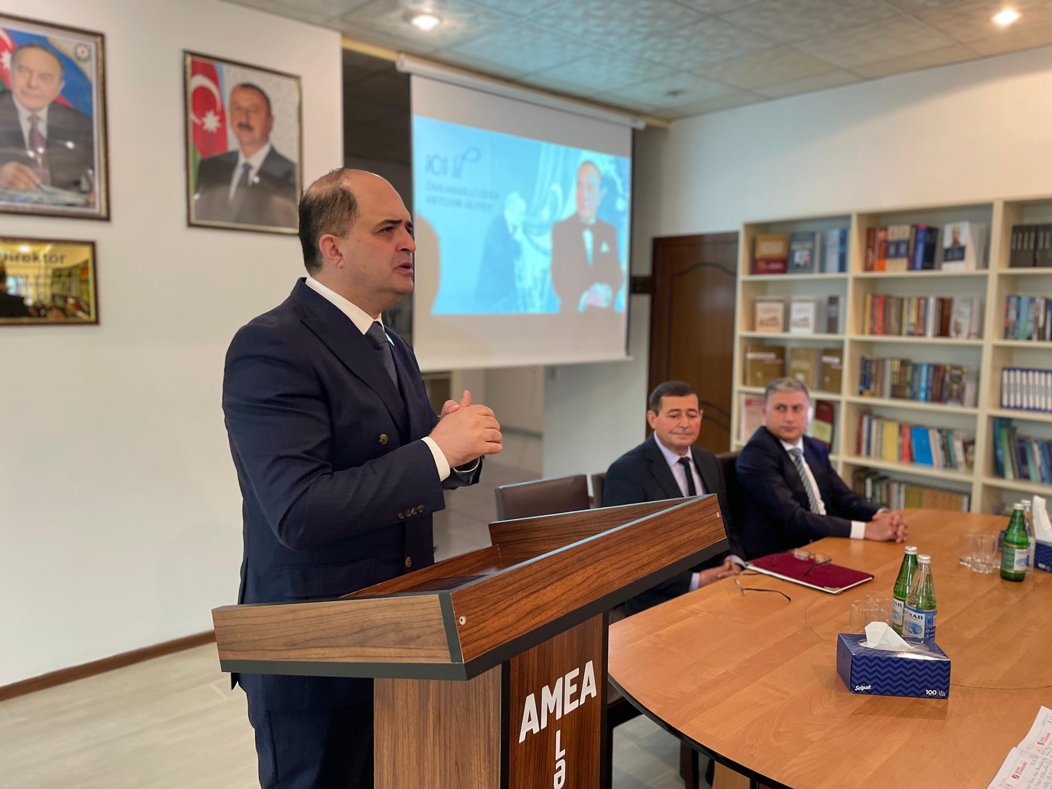 Rəşad Mahmudov Lənkəranda Ümummilli Lider Heydər Əliyevin 101 illiyinə həsr olunmuş elmi seminarda çıxış edib