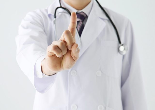 Onkoloqlar bu əlamətlər olarsa, həkimə müracəti vacib hesab edirlər