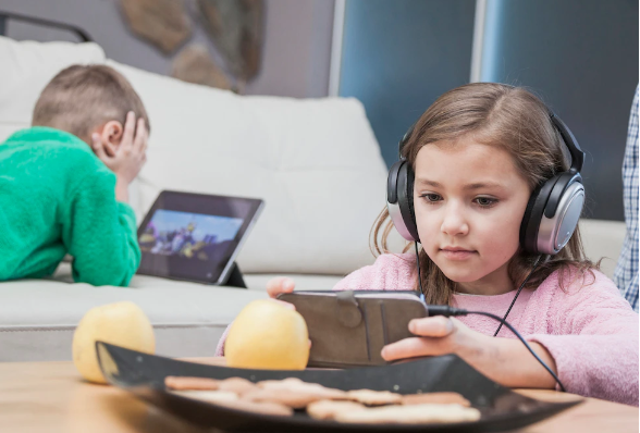 
Pediatr: Uşaqlara internet təhlükəsizliyi qaydalarını öyrətmək lazımdır
