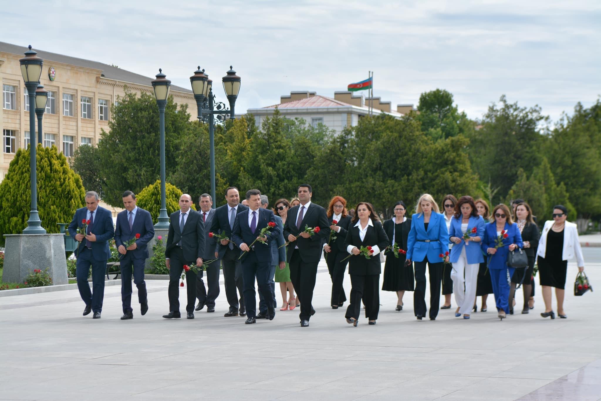 Respublika konfransının iştirakçıları Ümummilli Lider Heydər Əliyevin abidəsini ziyarət ediblər