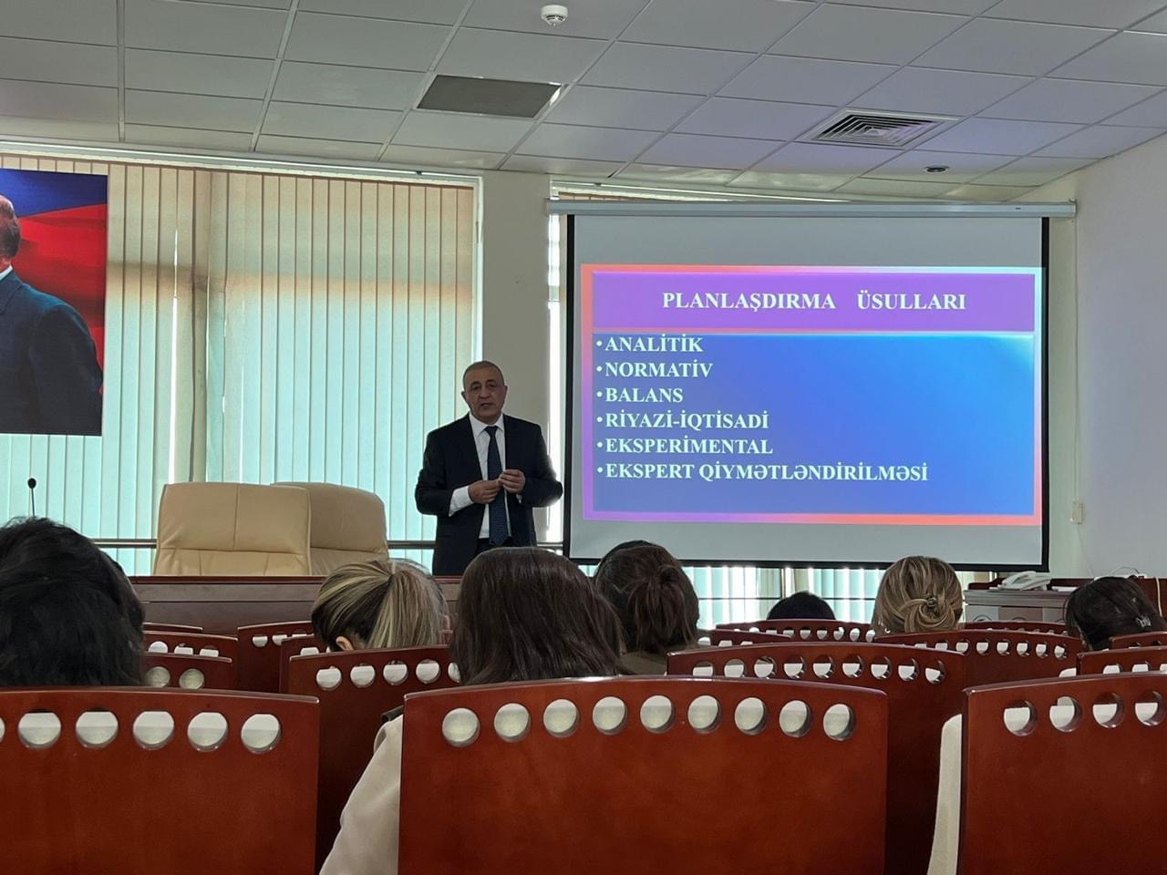 ATU-nun professoru FHN-nin əməkdaşları üçün mühazirə oxuyub