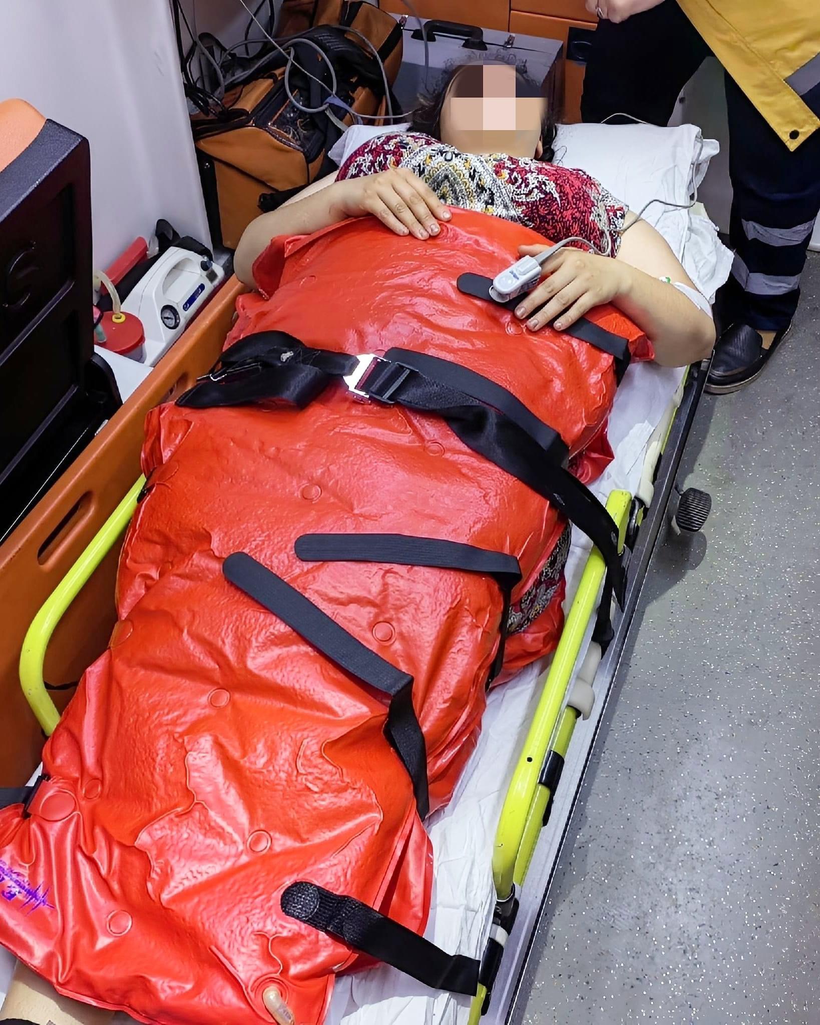 Tut ağacından yıxılan qadın Kliniki Tibbi Mərkəzə təxliyə olunub