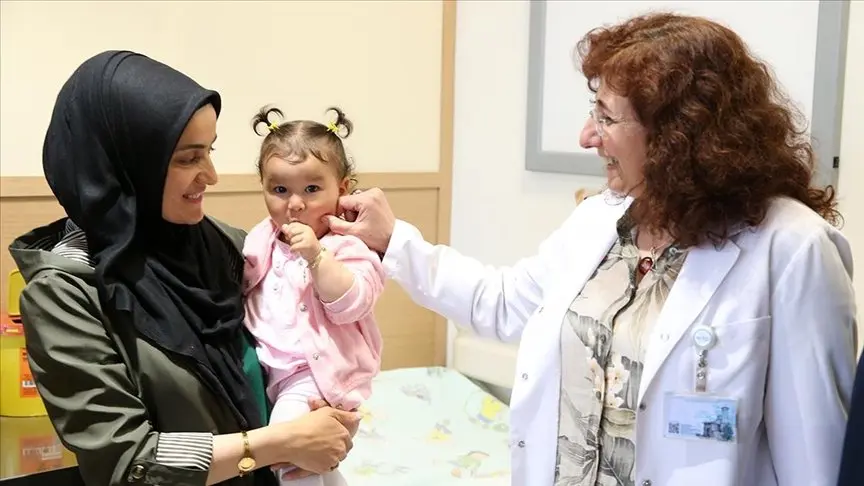 7 aylıq körpənin qarnından 400 mində bir görülən şiş çıxarıldı