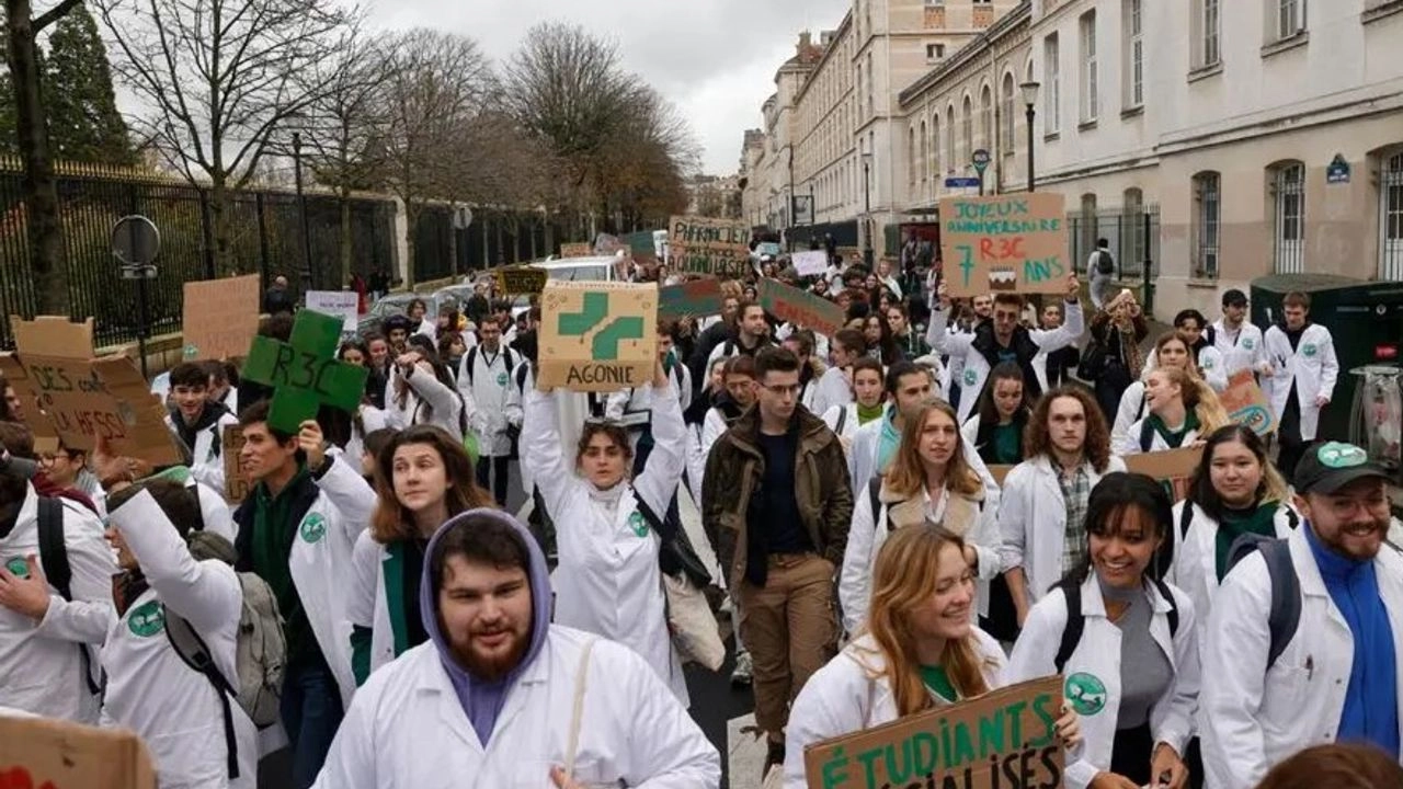 Fransada əczaçılar tətilə başlayıblar