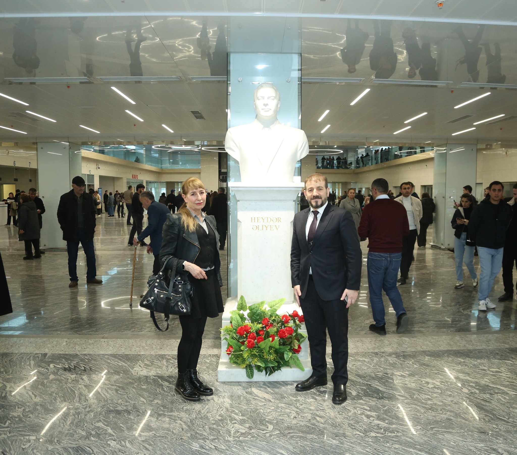 Böyük Britaniya Kral İnstitutunun ilk qadın rəhbəri Yeni Klinikanı ziyarət edib