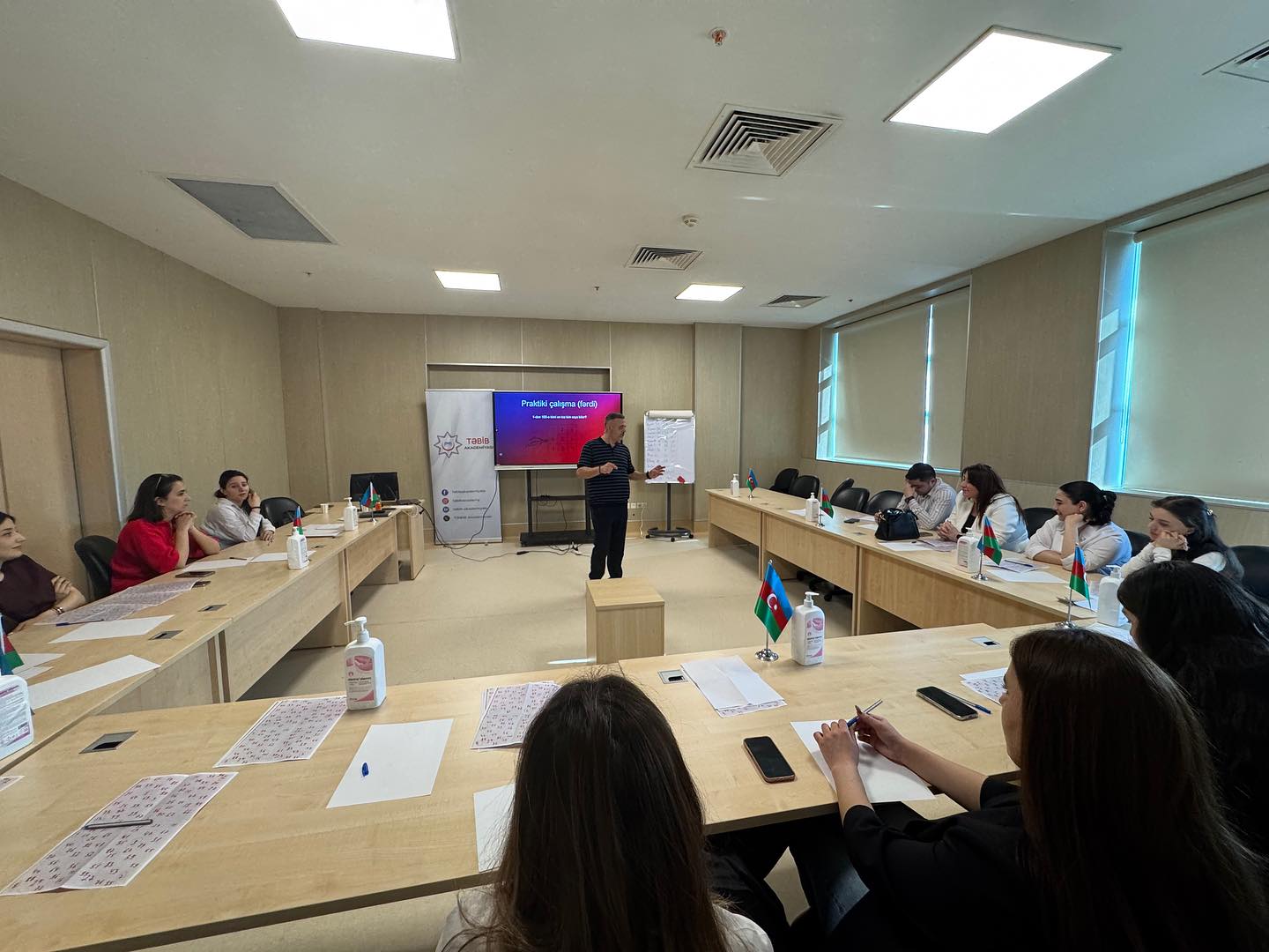  Yeni Klinikanın qeyri-tibb işçilərinə yumşaq bacarıqların inkişaf etdirilməsi üzrə təlim keçirilib   