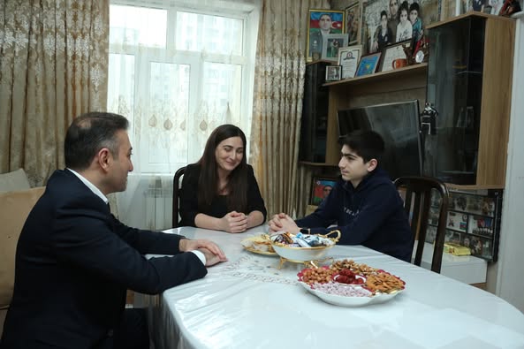 Anar Bayramov Novruz bayramı ərəfəsində şəhid polkovnik-leytenant Ruslan Tağıyevin ailəsini ziyarət edib