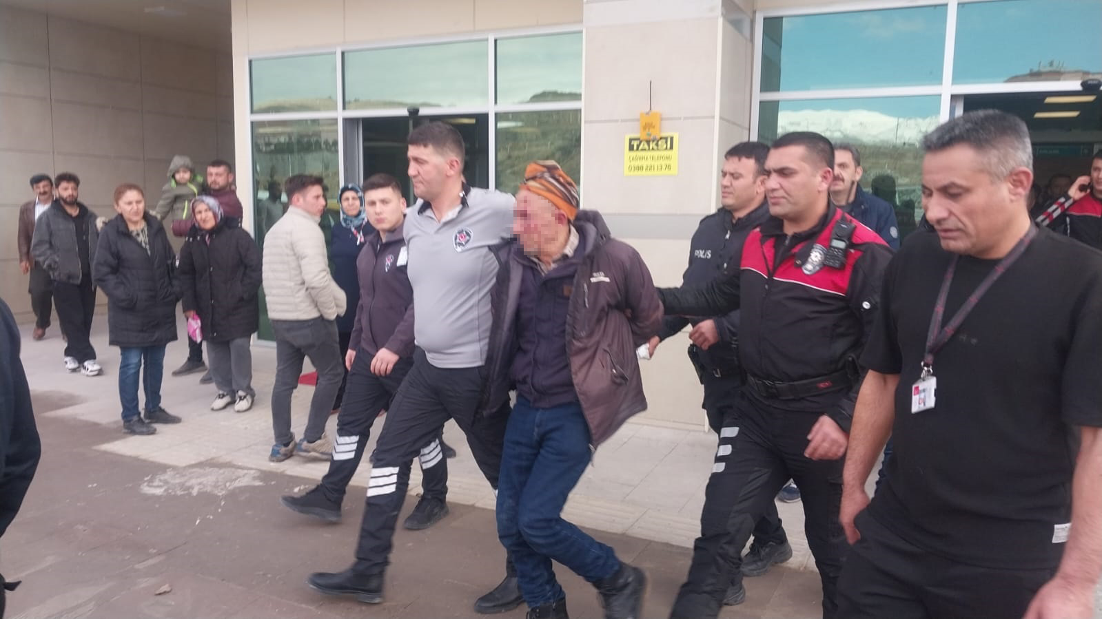 Türkiyədə cərrah pasiyenti tərəfindən bıçaqlanıb