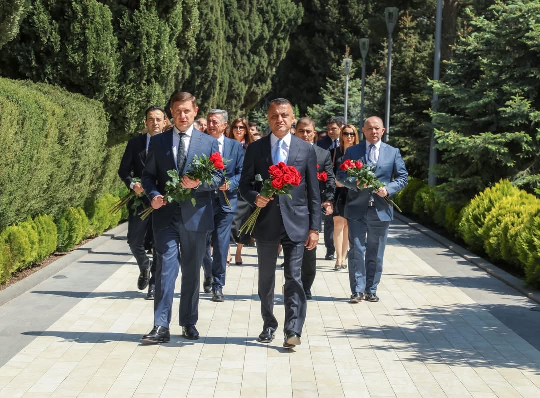 Ümummilli Lider Heydər Əliyevin anadan olmasının 102-ci ildönümü ilə əlaqədar Fəxri xiyaban ziyarət olunub