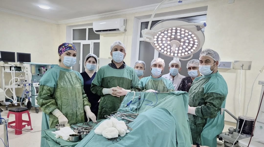 Şirvanda üzüm təngindən yıxılaraq ağır xəsarətlər alan pasiyent Respublika Neyrocərrahiyyə Xəstəxanasının həkimləri tərəfindən əməliyyat olunub