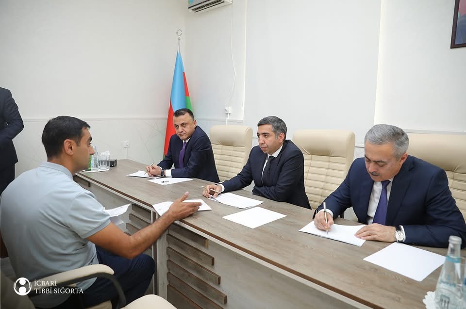  Zaur Əliyev Xaçmaz Rayon Mərkəzi Xəstəxanasında sakinləri qəbul edib