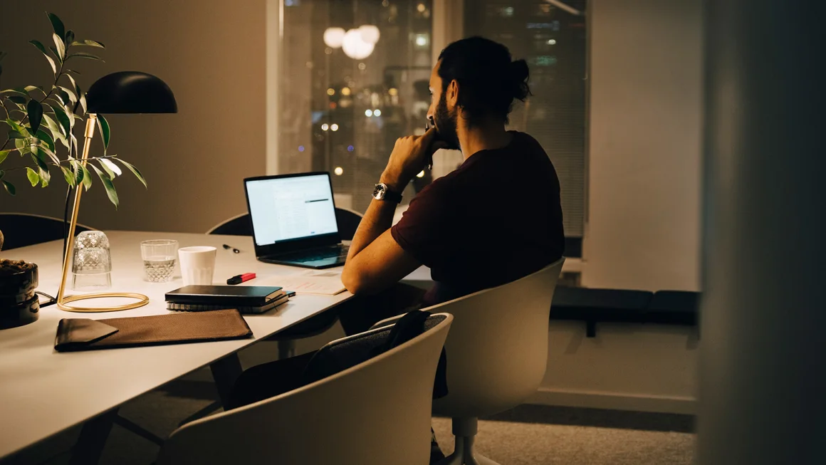 Araşdırma: Uzun iş saatları beyin strukturu ilə əlaqəli dəyişikliklərə səbəb ola bilər  