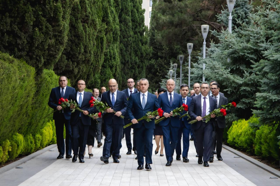 Səhiyyə Nazirliyinin rəhbər heyəti Ümummilli Lider Heydər Əliyevin xatirəsini yad edib
